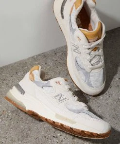 New Balance New & Most Loved 992 Sneaker - Neutral