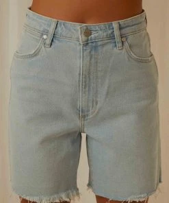 Wrangler New & Most Loved Tyler Wide Short - Castaway 9 Wrangler New & Most Loved Tyler Wide Short - Castaway